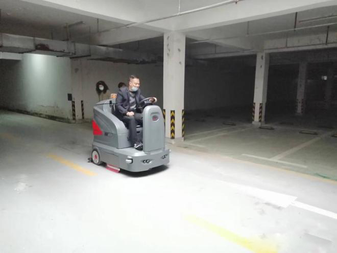 十堰小区物业保洁不用人力改用驾驶式洗地机了